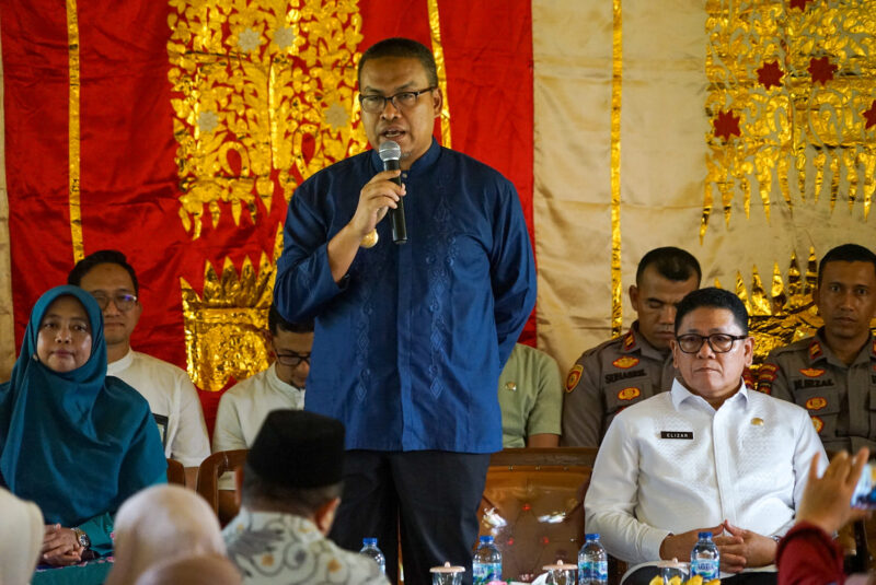 Pjs Bupati Tanah Datar Arry Yuswandi saat Kunjungan Kerja dan Rakor bersama jajaran Kecamatan Lintau Buo dan Lintau Buo Utara di aula kantor Camat Lintau Buo. (Foto: Prokopim Setda Tanah Datar)