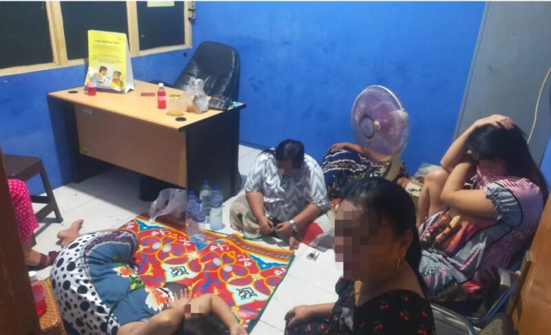 Enam perempuan dari sebuah panti pijat di Kecamatan Koto Tangah diamankan di Mako Satpol PP Padang, Rabu (16/10/2024). (Foto: Humas Satpol PP Padang)