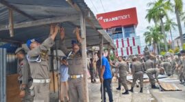 Petugas Satpol PP Padang melakukan pembongkaran lapak PKL yang menggunakan fasilitas umum di Jalan Khatib Sulaiman, Kamis (17/10/2024). (Foto: Humas Satpol PP Padang)