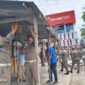 Petugas Satpol PP Padang melakukan pembongkaran lapak PKL yang menggunakan fasilitas umum di Jalan Khatib Sulaiman, Kamis (17/10/2024). (Foto: Humas Satpol PP Padang)