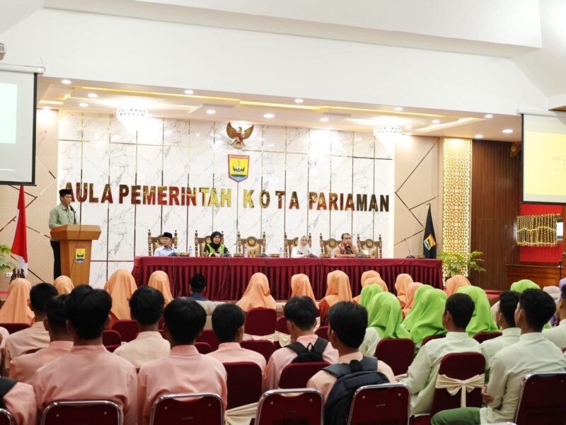 Asisten Administrasi Pembangunan dan Umum Setdako Pariaman, Elfis Candra membuka Sosialisasi Program Saga Saja di Aula Balaikota Pariaman, Jumat (18/10/2024). (Foto: Diskominfo Pariaman)