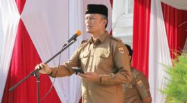 Pj Wali Kota Pariaman, Roberia ketika memimpin apel gabungan ASN Pemko Pariaman di Balaikota Pariaman beberapa waktu lalu. (Foto: Diskominfo Pariaman)