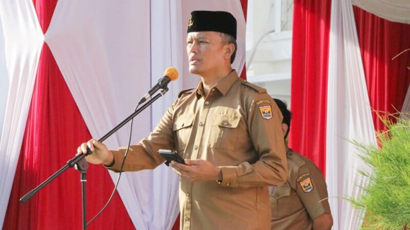 Pj Wali Kota Pariaman, Roberia ketika memimpin apel gabungan ASN Pemko Pariaman di Balaikota Pariaman beberapa waktu lalu. (Foto: Diskominfo Pariaman)