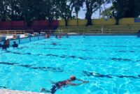 Para pengunjung berenang di Kolam Renang Teratai. (Foto: Diskominfo Padang)