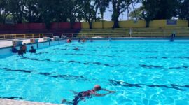 Para pengunjung berenang di Kolam Renang Teratai. (Foto: Diskominfo Padang)