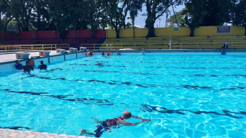 Para pengunjung berenang di Kolam Renang Teratai. (Foto: Diskominfo Padang)