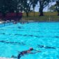 Para pengunjung berenang di Kolam Renang Teratai. (Foto: Diskominfo Padang)
