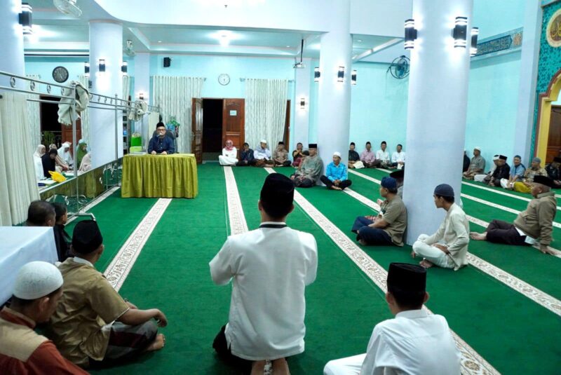 Pj Sekdako Winarno saat kegiatan Subuh Mubarakah di Masjid Nurul Amri, Kecamatan Padang Panjang Barat (PPB), Minggu (20/10/2024). (Foto: Kominfo Padang Panjang)