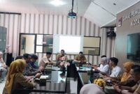 Kepala Dispora Kota Padang Afriadi memimpin rapat persiapan Hari Sumpah Pemuda ke-96 di Aula Lantai II Dispora, Selasa (22/10/2024). (Foto: Diskominfo Padang)