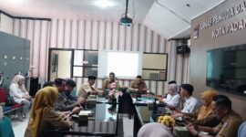 Kepala Dispora Kota Padang Afriadi memimpin rapat persiapan Hari Sumpah Pemuda ke-96 di Aula Lantai II Dispora, Selasa (22/10/2024). (Foto: Diskominfo Padang)