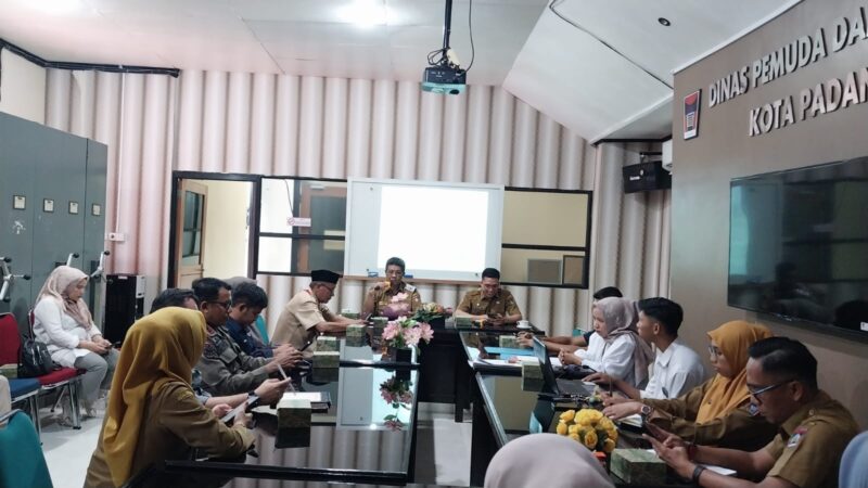 Kepala Dispora Kota Padang Afriadi memimpin rapat persiapan Hari Sumpah Pemuda ke-96 di Aula Lantai II Dispora, Selasa (22/10/2024). (Foto: Diskominfo Padang)