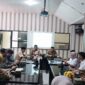 Kepala Dispora Kota Padang Afriadi memimpin rapat persiapan Hari Sumpah Pemuda ke-96 di Aula Lantai II Dispora, Selasa (22/10/2024). (Foto: Diskominfo Padang)