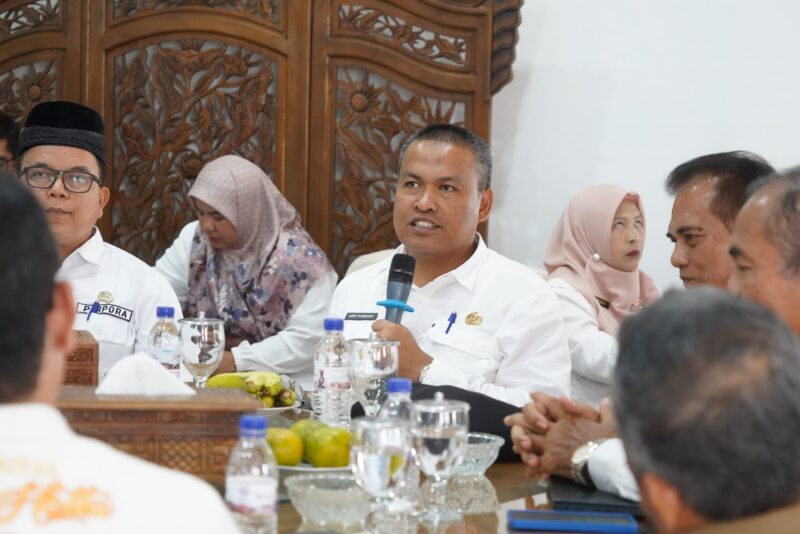 Pjs Bupati Tanah Datar Arry Yuswandi menerima audiensi Penyusunan Proposal Rekacipta Ekowisata Puncak Pato. (Foto: Prokopim Tanah Datar)