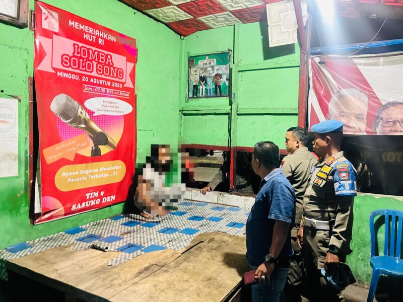 Tim gabungan menertibkan anak jalanan yang mabuk lem, Senin malam (21/10/2024). (Foto: Kecamatan Lubeg)