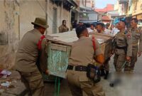 Petugas Satpol PP Padang menertibkan lapak PKL di atas fasum di kawasan Pasar Tanah Kongsi, Jumat (25/10/2024). (Foto: Satpol PP Padang)