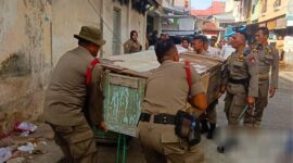 Petugas Satpol PP Padang menertibkan lapak PKL di atas fasum di kawasan Pasar Tanah Kongsi, Jumat (25/10/2024). (Foto: Satpol PP Padang)