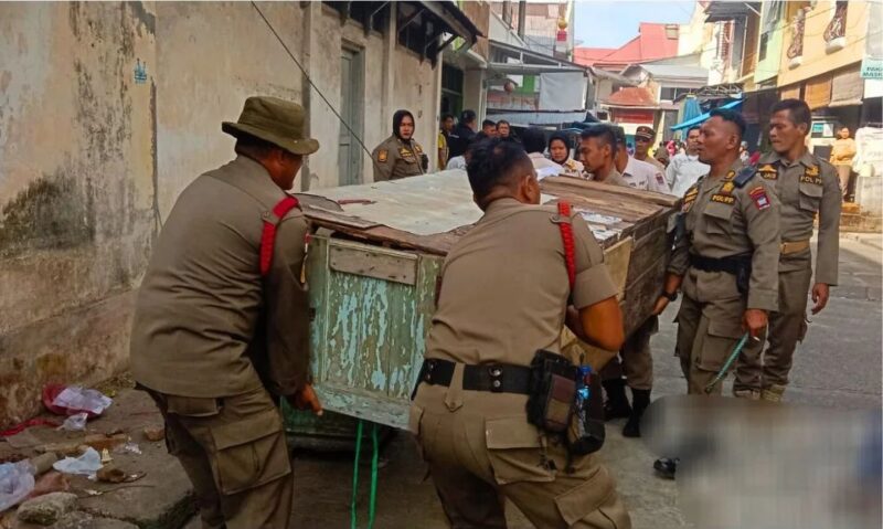 Petugas Satpol PP Padang menertibkan lapak PKL di atas fasum di kawasan Pasar Tanah Kongsi, Jumat (25/10/2024). (Foto: Satpol PP Padang)