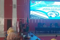 Pj Sekdako Padang Yosefriawan membuka pelatihan peningkatan kapasitas tenaga pendamping koperasi dan UMKM di Aula Bagindo Aziz Chan Balai Kota Padang, Selasa (22/10/2024). (Foto: Diskominfo Padang)
