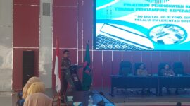 Pj Sekdako Padang Yosefriawan membuka pelatihan peningkatan kapasitas tenaga pendamping koperasi dan UMKM di Aula Bagindo Aziz Chan Balai Kota Padang, Selasa (22/10/2024). (Foto: Diskominfo Padang)