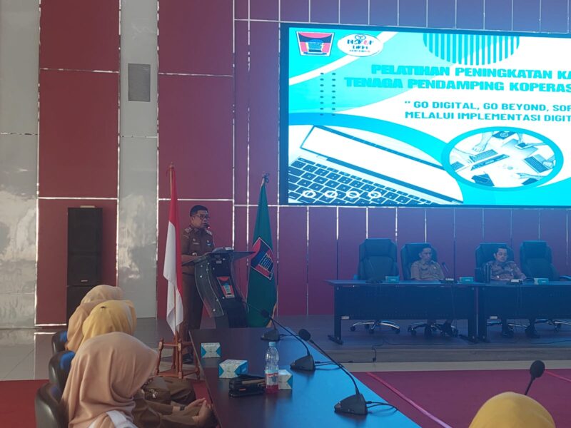 Pj Sekdako Padang Yosefriawan membuka pelatihan peningkatan kapasitas tenaga pendamping koperasi dan UMKM di Aula Bagindo Aziz Chan Balai Kota Padang, Selasa (22/10/2024). (Foto: Diskominfo Padang)