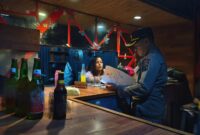 Petugas Satpol PP Padang tengah memeriksa kelengkapan izin sebuah kafe di Padang. (Foto: Humas Satpol PP Padang)