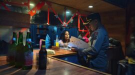 Petugas Satpol PP Padang tengah memeriksa kelengkapan izin sebuah kafe di Padang. (Foto: Humas Satpol PP Padang)