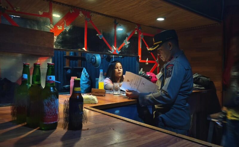 Petugas Satpol PP Padang tengah memeriksa kelengkapan izin sebuah kafe di Padang. (Foto: Humas Satpol PP Padang)