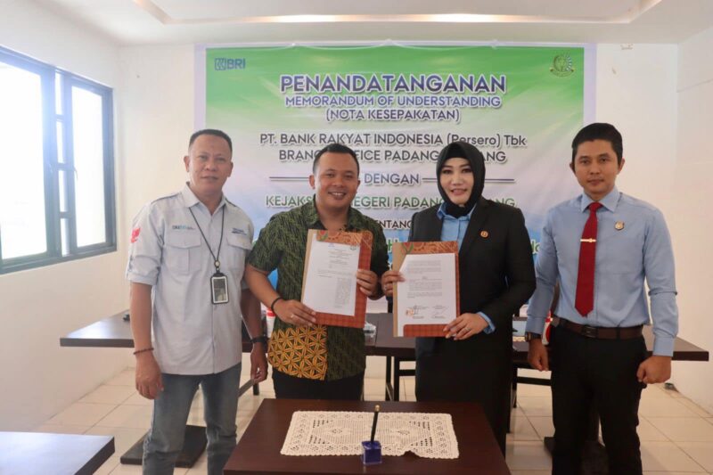 Penandatanganan MoU antara BRI BO Padang Panjang dengan Kejari terkait Penanganan Masalah Hukum Bidang Perdata dan Tata Usaha Negara di Menyala Cafe, Rabu (23/10/2024). (Foto: Kominfo Padang Panjang)