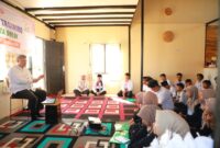 Wali Kota Solok, Zul Elfian Umar memberikan motivasi kepada 34 orang remaja masjid Kota Solok, di Villa Pondok Kebun Deyofa, Alahan Panjang, Kabupaten Solok, Sabtu (26/10/24). (Foto: Prokopim Kota Solok)