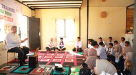 Wali Kota Solok, Zul Elfian Umar memberikan motivasi kepada 34 orang remaja masjid Kota Solok, di Villa Pondok Kebun Deyofa, Alahan Panjang, Kabupaten Solok, Sabtu (26/10/24). (Foto: Prokopim Kota Solok)