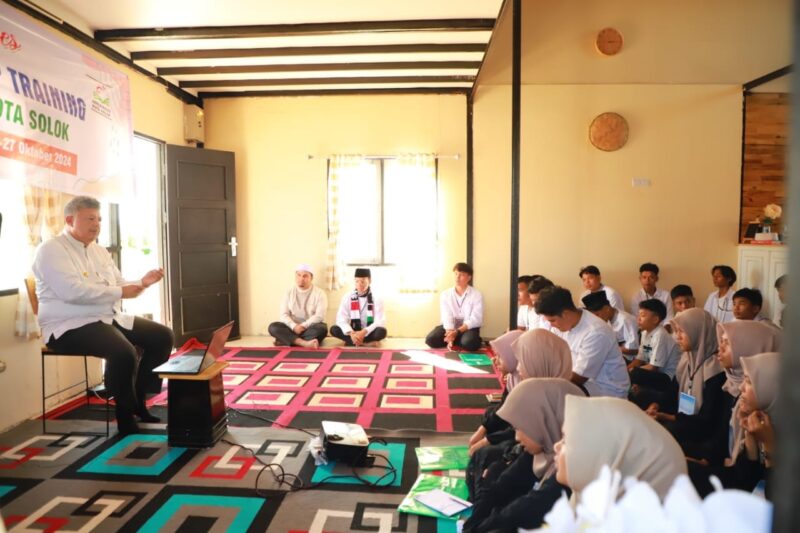 Wali Kota Solok, Zul Elfian Umar memberikan motivasi kepada 34 orang remaja masjid Kota Solok, di Villa Pondok Kebun Deyofa, Alahan Panjang, Kabupaten Solok, Sabtu (26/10/24). (Foto: Prokopim Kota Solok)