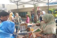 Pengunjung berbelanja di salah satu stand UMKM di Balai Kota Padang, Kamis (24/10/2024). (Foto: Diskominfo Padang)