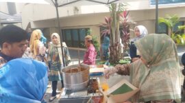 Pengunjung berbelanja di salah satu stand UMKM di Balai Kota Padang, Kamis (24/10/2024). (Foto: Diskominfo Padang)