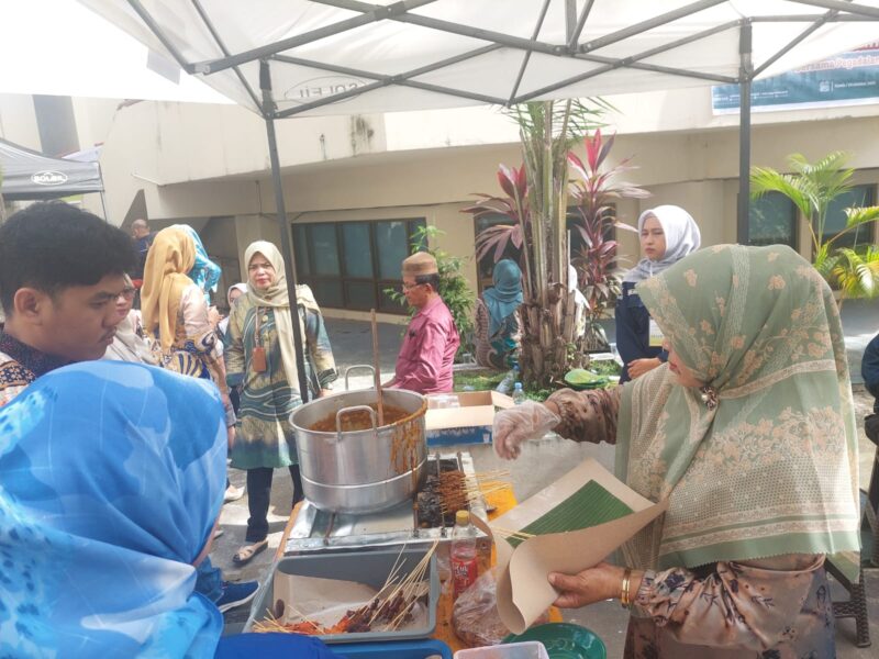 Pengunjung berbelanja di salah satu stand UMKM di Balai Kota Padang, Kamis (24/10/2024). (Foto: Diskominfo Padang)