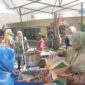 Pengunjung berbelanja di salah satu stand UMKM di Balai Kota Padang, Kamis (24/10/2024). (Foto: Diskominfo Padang)