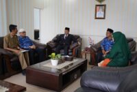 Pj Wali Kota Padang Panjang, Sonny Budaya Putra melepas keberangkatan guru SMPN 6 Padang, Senin (28/10/2024). (Foto: Kominfo Padang Panjang)