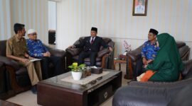 Pj Wali Kota Padang Panjang, Sonny Budaya Putra melepas keberangkatan guru SMPN 6 Padang, Senin (28/10/2024). (Foto: Kominfo Padang Panjang)