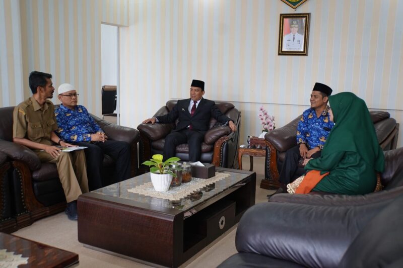 Pj Wali Kota Padang Panjang, Sonny Budaya Putra melepas keberangkatan guru SMPN 6 Padang, Senin (28/10/2024). (Foto: Kominfo Padang Panjang)