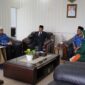 Pj Wali Kota Padang Panjang, Sonny Budaya Putra melepas keberangkatan guru SMPN 6 Padang, Senin (28/10/2024). (Foto: Kominfo Padang Panjang)