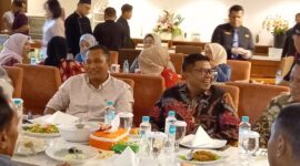 Pj Sekdako Padang Yosefriawan dan jajaran temu ramah dan makan bersama dengan Kepala Basarnas RI, Marsekal Madya TNI Kusworo di Hotel Pangeran Beach, Rabu (30/10/2024) malam. (Foto: Diskominfo Padang)