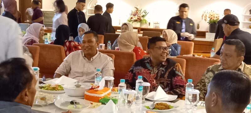 Pj Sekdako Padang Yosefriawan dan jajaran temu ramah dan makan bersama dengan Kepala Basarnas RI, Marsekal Madya TNI Kusworo di Hotel Pangeran Beach, Rabu (30/10/2024) malam. (Foto: Diskominfo Padang)