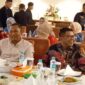 Pj Sekdako Padang Yosefriawan dan jajaran temu ramah dan makan bersama dengan Kepala Basarnas RI, Marsekal Madya TNI Kusworo di Hotel Pangeran Beach, Rabu (30/10/2024) malam. (Foto: Diskominfo Padang)