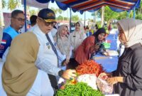 Pj Wali Kota Padang Andree Algamar meninjau GMP di lapangan Surau Gobah RT 001 RW 003 Kelurahan Padang Sarai, Kecamatan Koto Tangah, Rabu (30/10/2024). (Foto: Prokopim Padang)