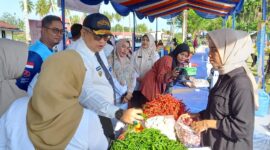 Pj Wali Kota Padang Andree Algamar meninjau GMP di lapangan Surau Gobah RT 001 RW 003 Kelurahan Padang Sarai, Kecamatan Koto Tangah, Rabu (30/10/2024). (Foto: Prokopim Padang)