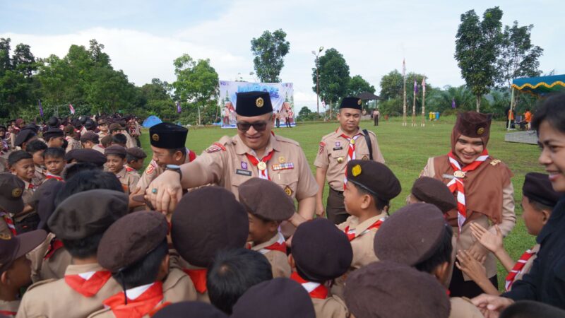 Pj Wali Kota Padang Andree Algamar saat membuka Jambore Ranting Gerakan Pramuka Kwarran Pauh, di Bumi Perkemahan Universitas Andalas. (Foto: Prokopim Padang)