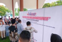 Koordiv Pencegahan Partisipasi Masyarakat dan Humas Bawaslu Sumbar Muhammad Khadafi beserta tamu undangan lainnya menandatangani Deklarasi Kampung Pengawasan Partisipatif di Kabupaten Solok. (Foto: Ist)
