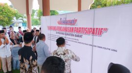 Koordiv Pencegahan Partisipasi Masyarakat dan Humas Bawaslu Sumbar Muhammad Khadafi beserta tamu undangan lainnya menandatangani Deklarasi Kampung Pengawasan Partisipatif di Kabupaten Solok. (Foto: Ist)