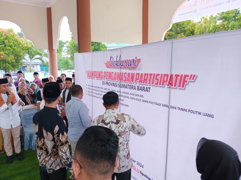 Koordiv Pencegahan Partisipasi Masyarakat dan Humas Bawaslu Sumbar Muhammad Khadafi beserta tamu undangan lainnya menandatangani Deklarasi Kampung Pengawasan Partisipatif di Kabupaten Solok. (Foto: Ist)