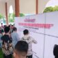Koordiv Pencegahan Partisipasi Masyarakat dan Humas Bawaslu Sumbar Muhammad Khadafi beserta tamu undangan lainnya menandatangani Deklarasi Kampung Pengawasan Partisipatif di Kabupaten Solok. (Foto: Ist)