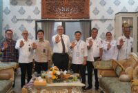 Penjabat (Pj) Wali Kota Padang Andree Algamar menerima kunjungan Pemimpin Wilayah Perum Bulog Sumbar yang baru, R. Dharma Wijaya, di Rumah Dinas Wali Kota Padang. (Foto: Prokopim Padang)